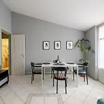 Casa Regina, Position!