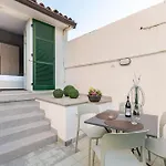 Casa Regina, Position!