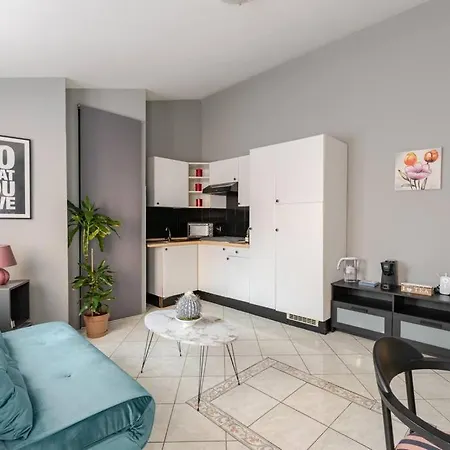 Casa Regina, Position! *