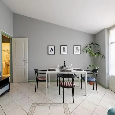 Casa Regina, Position!