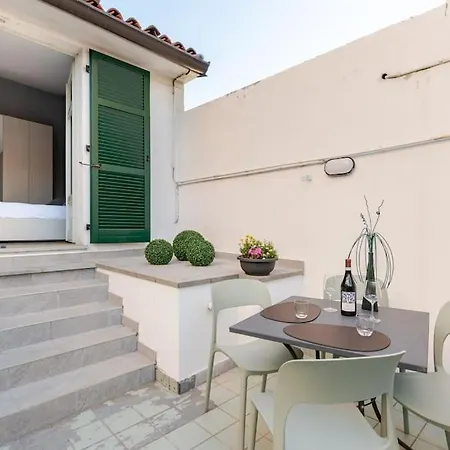 Casa Regina, Position!