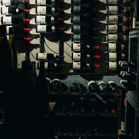 Casa Regina, Position!