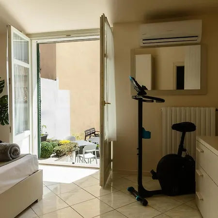 Casa Regina, Position!