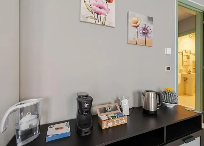 Casa Regina, Position! 아파트 알바