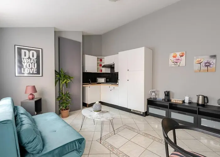 Casa Regina, Position! *