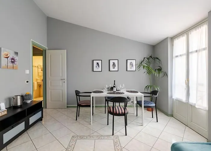 Casa Regina, Position!