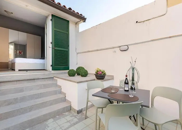 Casa Regina, Position!