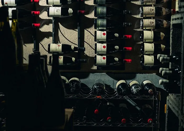 Casa Regina, Position!